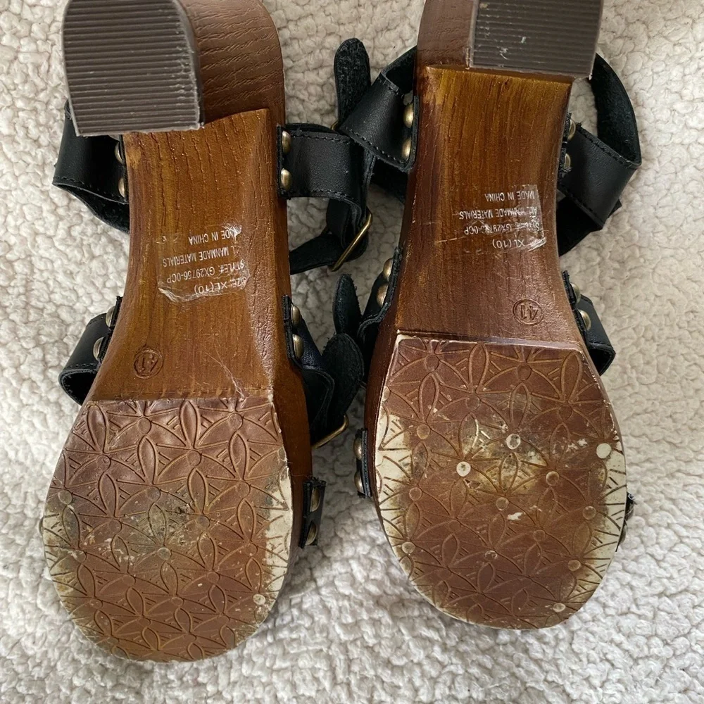 Retro style sandals with adjustable straps and block heel Size: 10 - XL